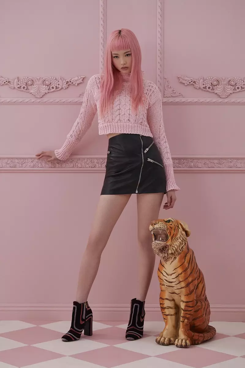 Gražiai atrodanti rožinės spalvos Fernanda Ly dėvi sutrumpintą rožinį megztinį iš „For Love & Lemons Knitz“