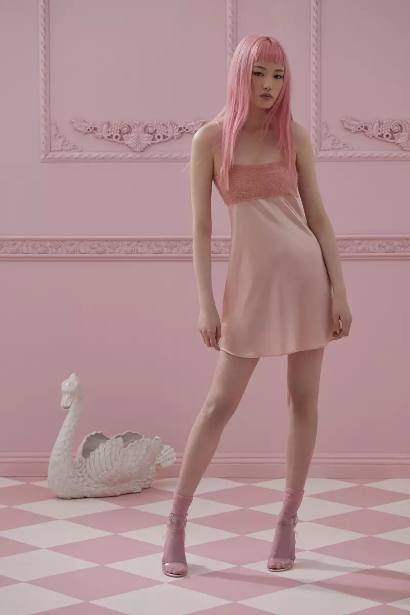 Fernanda Ly pozuoja su rožine mini suknele iš For Love & Lemons Knitz