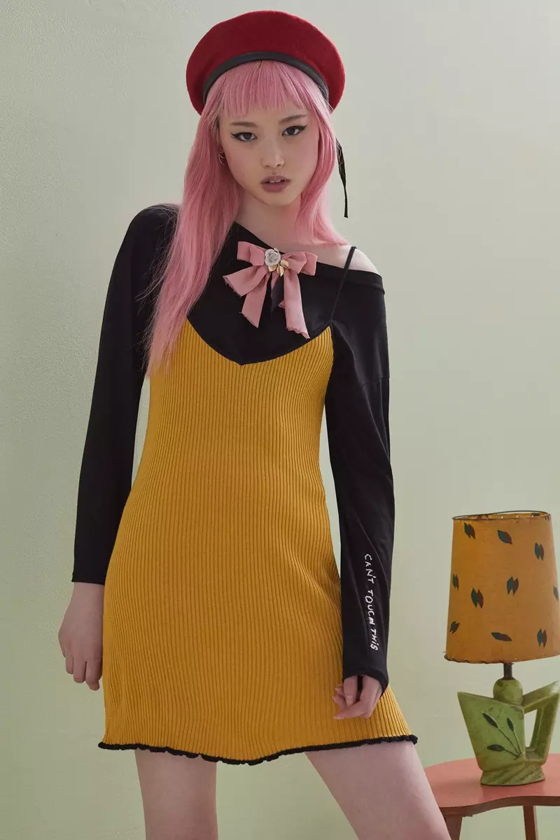 Fernanda Ly aspektas retro ŝika en For Love & Lemons Knitz-dezajnoj