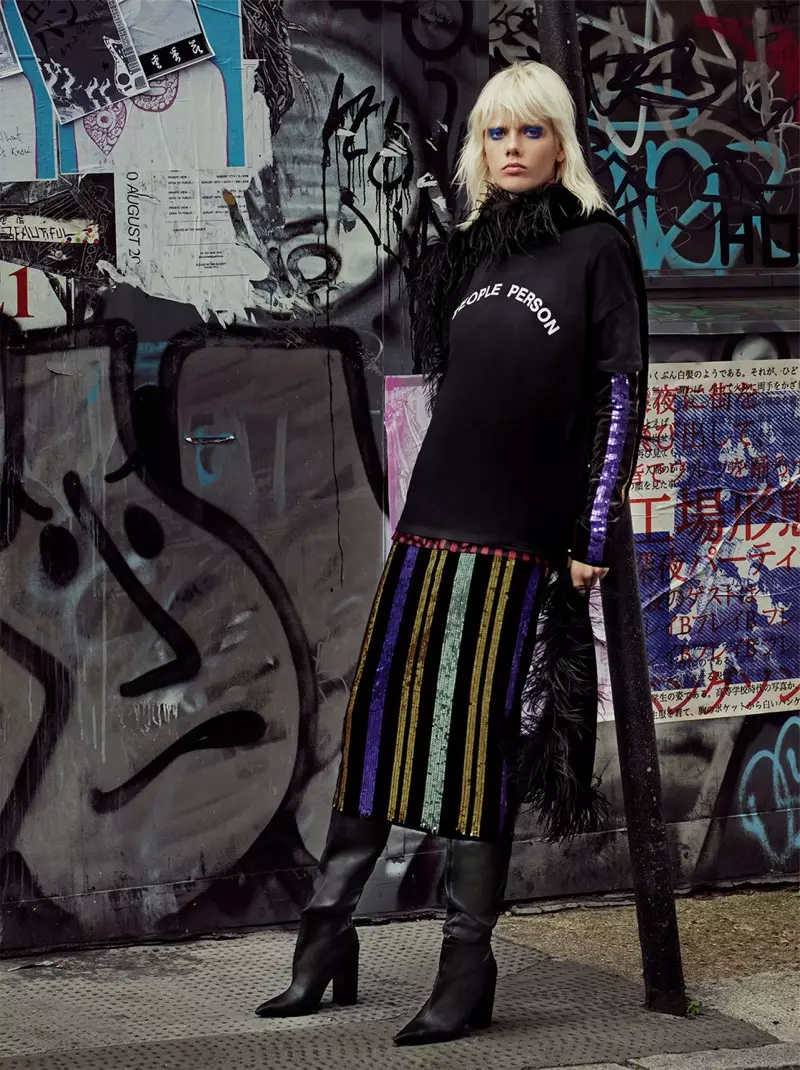 Marjan Zonkman modellen Zara Slogan T-shirt, gestreepte jurk mei pailletten, T-shirt mei strik en over-de-knie learen laarzen