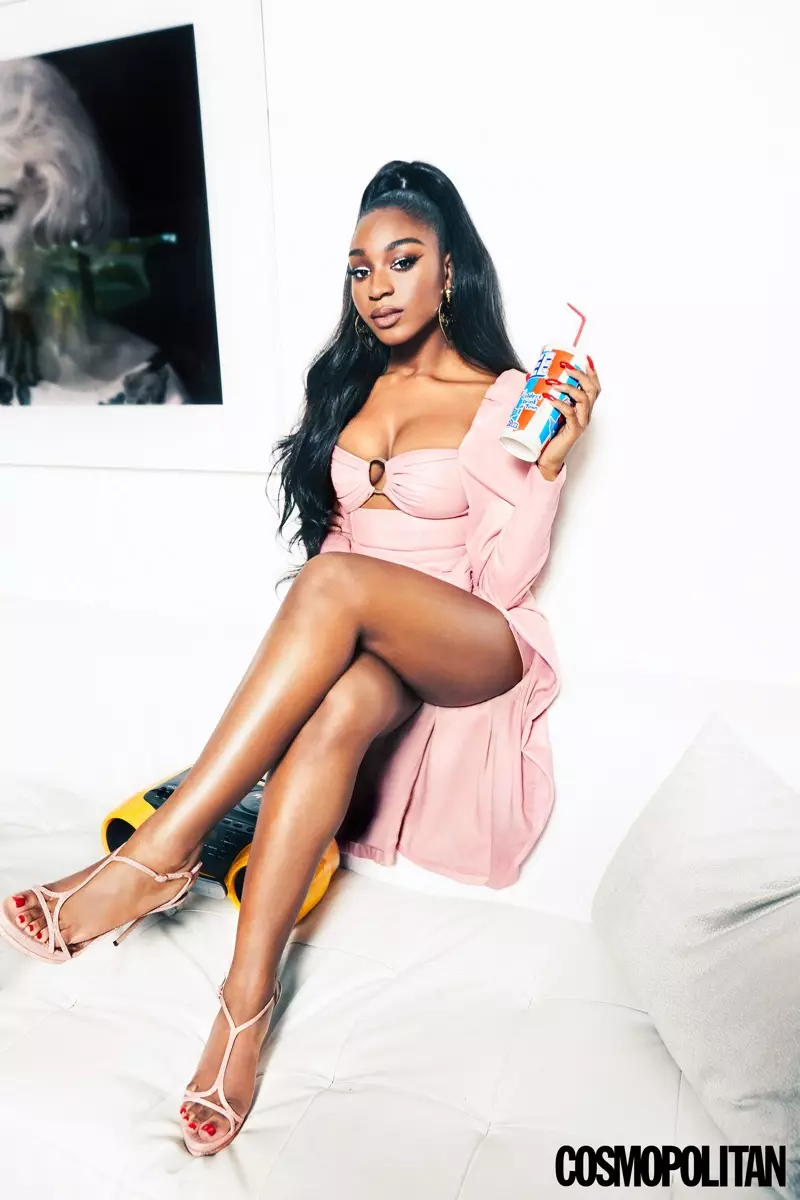 Die sanger Normani poseer in Jonathan Simkhai-top en romp met Casadei-hakke