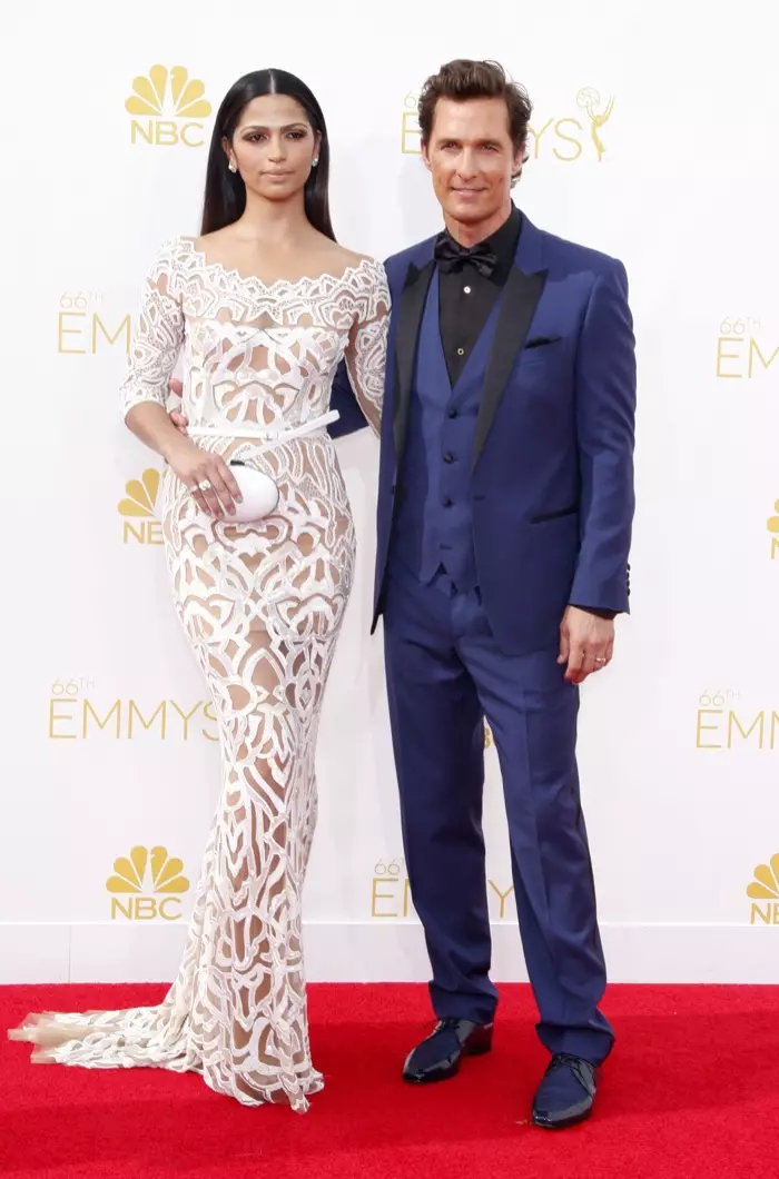 Matthew McConaughey 和 Camila Alves 是 2014 年黄金时段艾美奖颁奖典礼上的一对时尚情侣。Alves 在 Dolce & Gabbana 和 McConaughey 穿着一件 Zuhair Murad 白色连衣裙 照片：David Gabber / PRPhotos.com