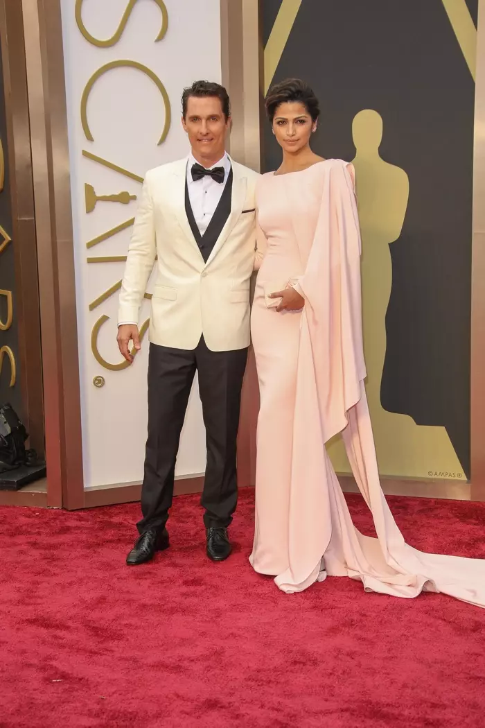 A 86ª edição do Oscar foi outro momento elegante para o casal. Camila usou um vestido Gabriela Cadena rosa blush com Matthew em um smoking Dolce & Gabbana. Foto: Andrew Evans / PRPhotos.com
