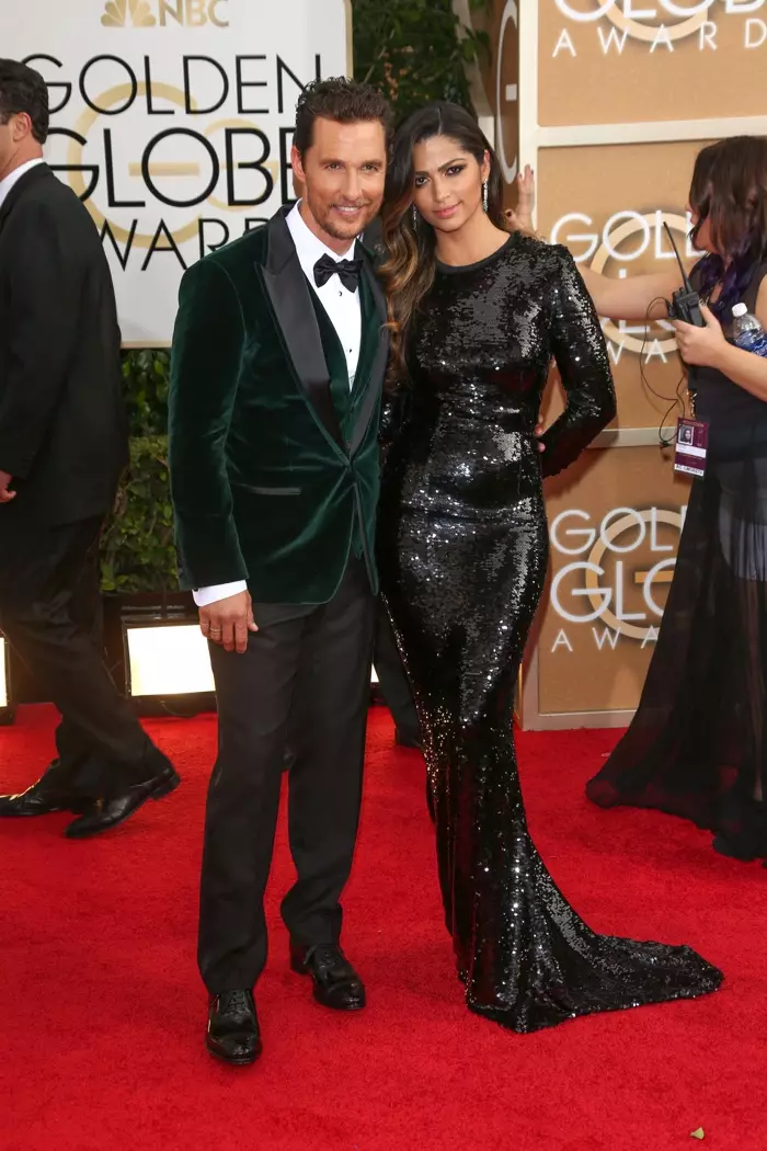 Пара виглядала приголомшливо в образах Dolce & Gabbana. Метью був витонченим у зеленому піджаку і чорних штанах від фірми, а Каміла блищала в чорній сукні з довгими рукавами. Фото: Ендрю Еванс / PRPhotos.com