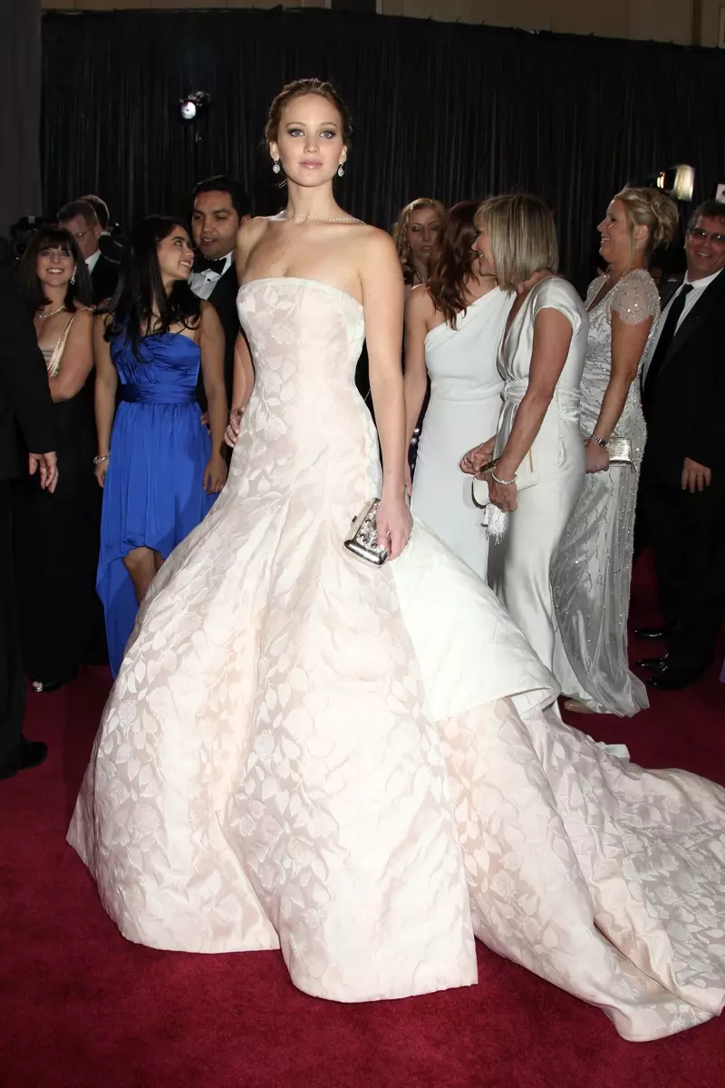 Jennifer Lawrence portait une robe Dior Haute Couture avec une jupe ample pour sa victoire à l'Oscar de la meilleure actrice en 2013 et a rapidement atteint le statut de célébrité de premier plan. Helga Esteb / Shutterstock.com