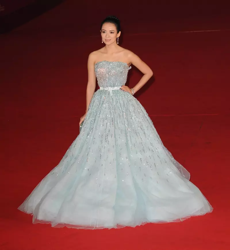 Roedd yr actores Tsieineaidd Zhang Ziyi yn ethereal mewn gŵn glas-baby o gasgliad cyrchfan Dior yn 2011 yng Ngŵyl Ffilm Rhufain. Featureflash / Shutterstock.com