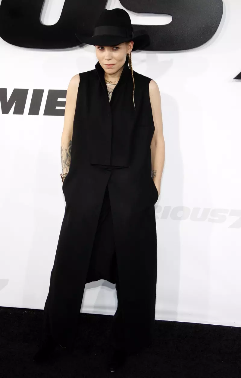 Skylar Grey portait un look tout noir. Photo : David Grabber / PR Photos