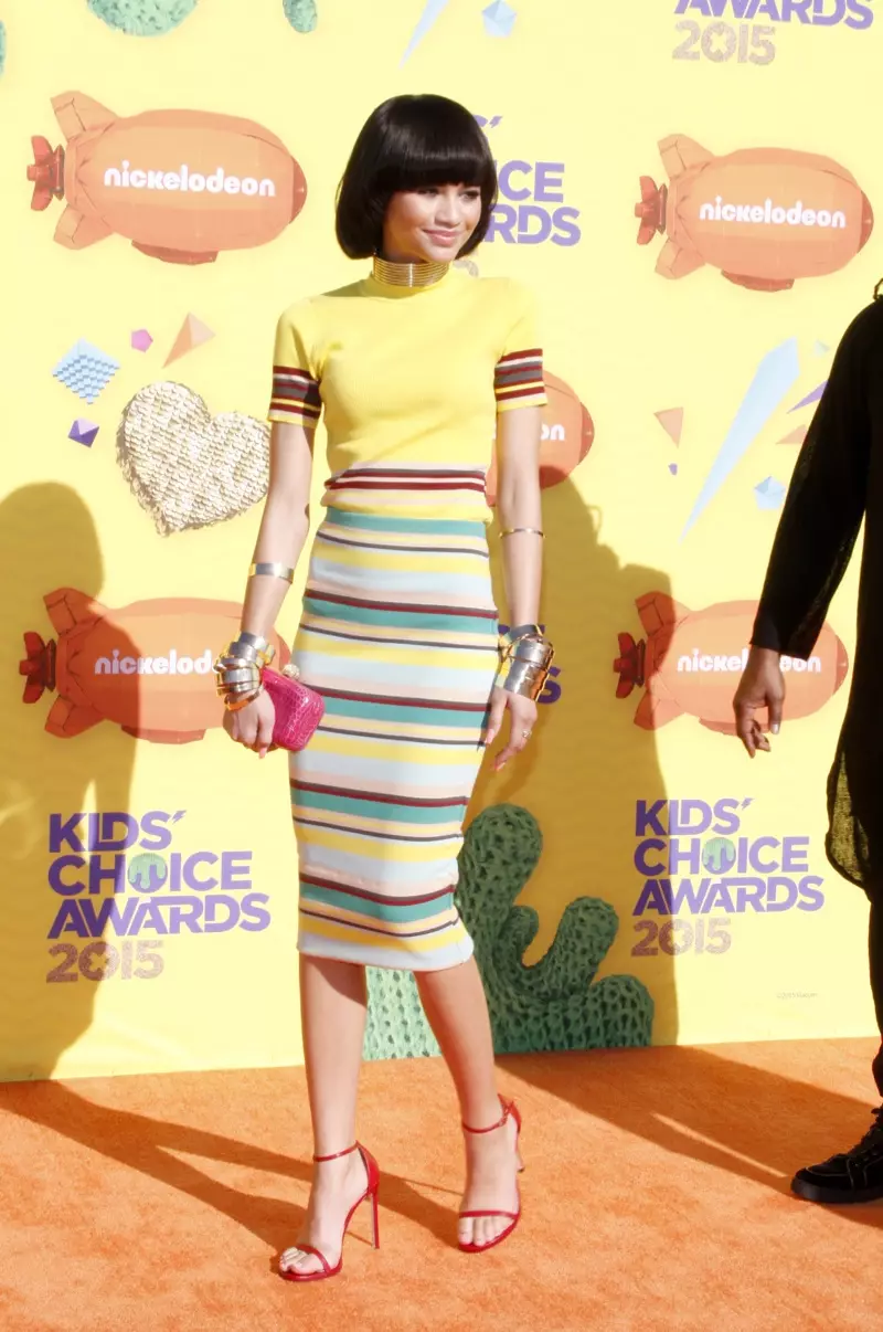 Nakita si Zendaya sa isang dilaw na DKNY na pang-itaas na may high-waisted striped skirt. Larawan: David Gabber / PRphotos.com