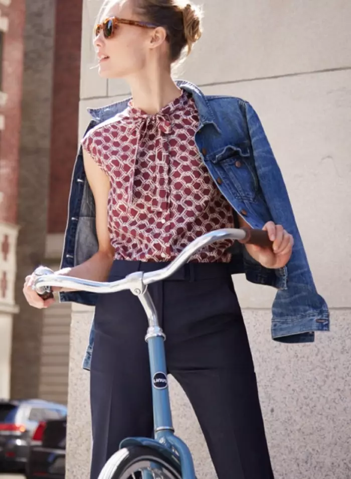 J. Crew Tie-Neck Secretary Top mu Retro Chainlink, Preston Pant mu Italy Stretch Wool, Denim Jacket mu Tyler Wash ndi Irving Sunglasses