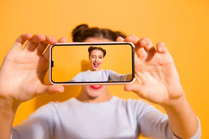 Model Selfie Telefon Lêva Sor