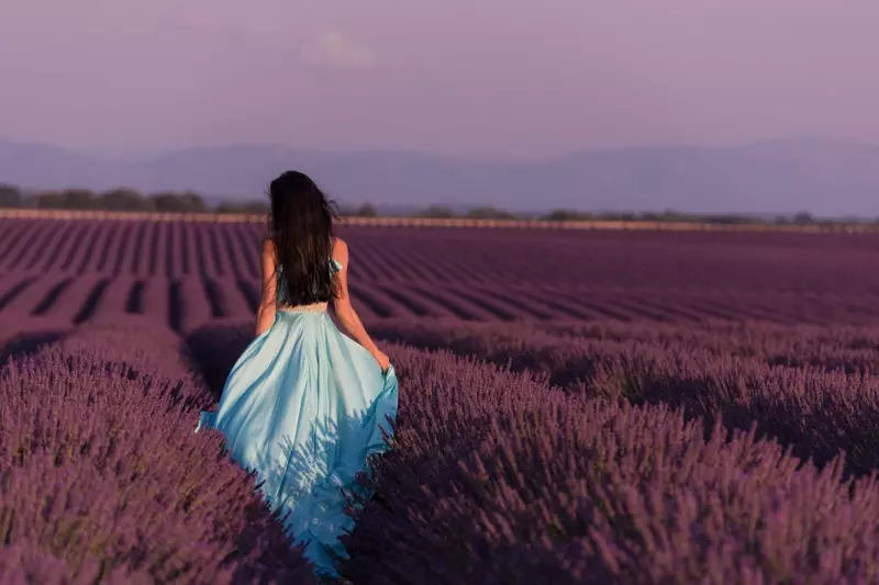 Modél Lapang Lavender dina pakéan biru