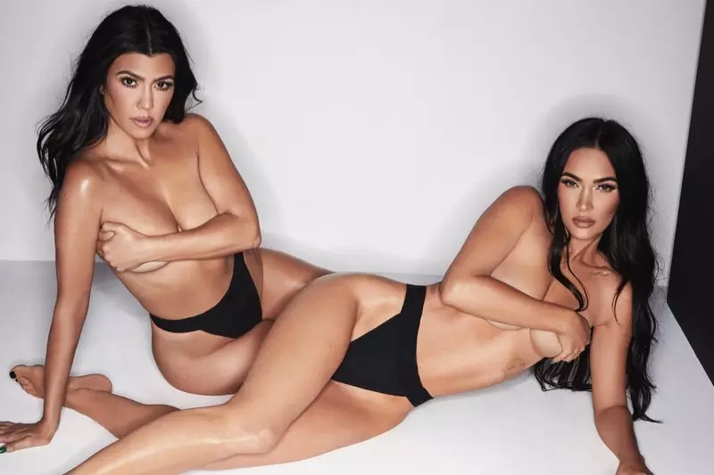 Arkadaşlar Kourtney Kardashian ve Megan Fox, SKIMS kampanyası için iç çamaşırlarıyla poz veriyor.