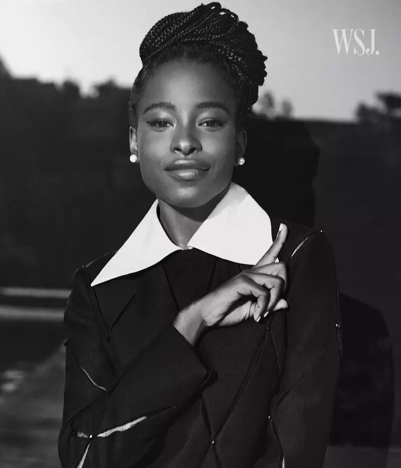 Fotografada em preto e branco, Amanda Gorman abre um sorriso. Foto: Cass Bird para WSJ. Revista