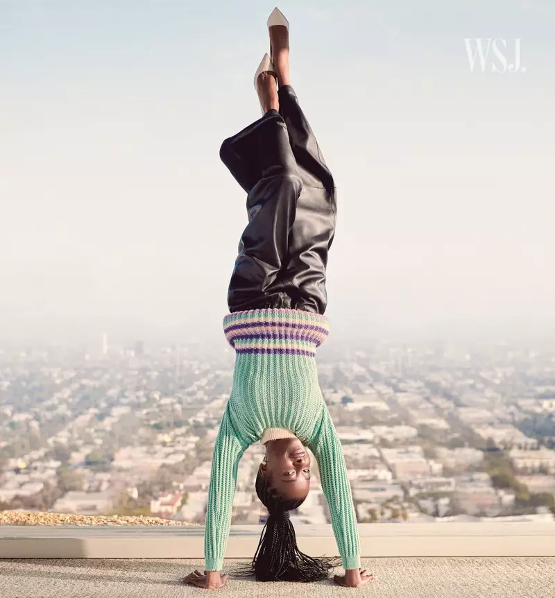 Haciendo una parada de manos, Amanda Gorman viste un traje de Loewe. Foto: Cass Bird para WSJ. Revista