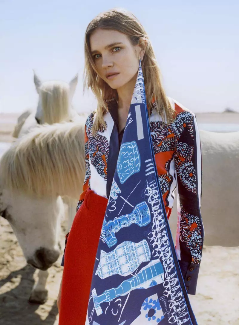 Natalia Vodianova objímá hravé potisky pro Vogue