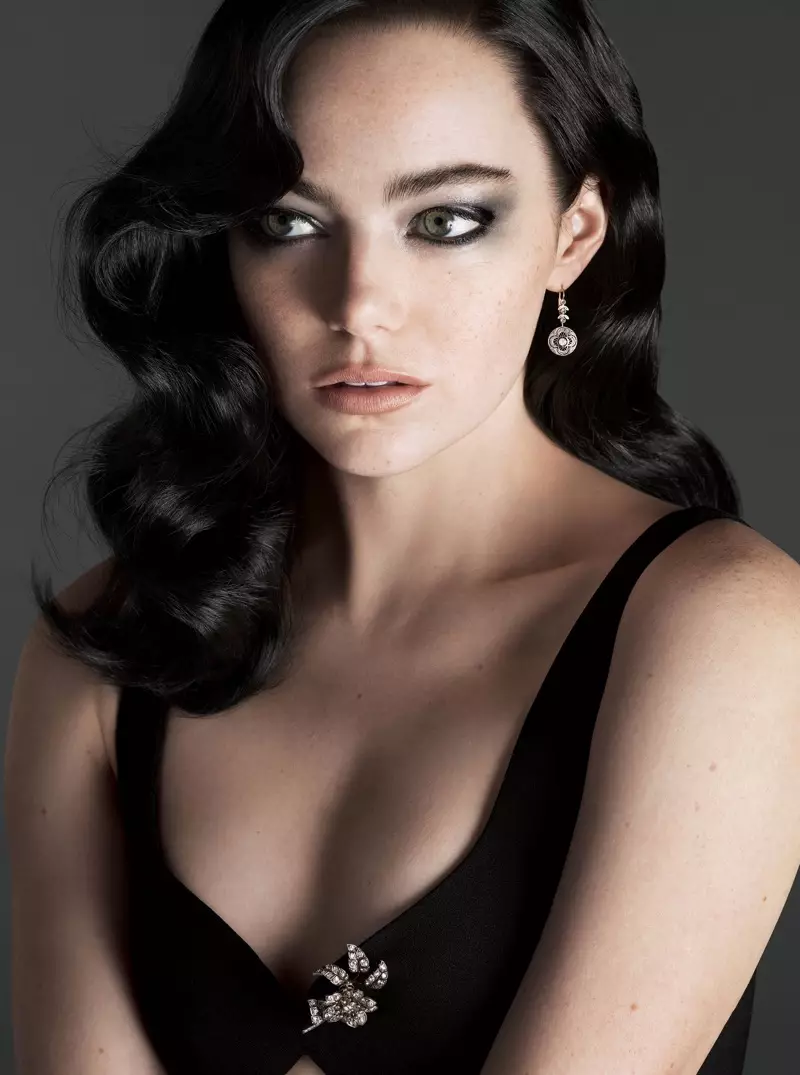 Mutambi Emma Stone anoshandira brunette bhomba nebvudzi rake mumafungu eretro