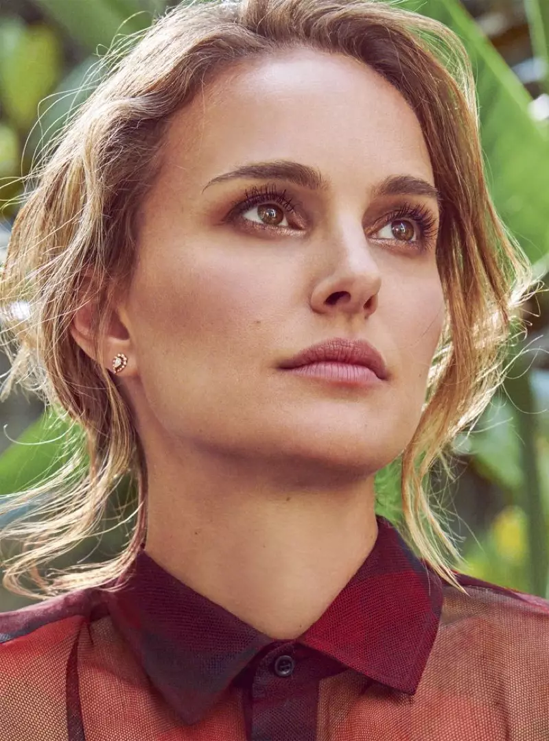 Ha a itokiselitse ho ba haufi le eena, Natalie Portman o bonts'a oavy updo