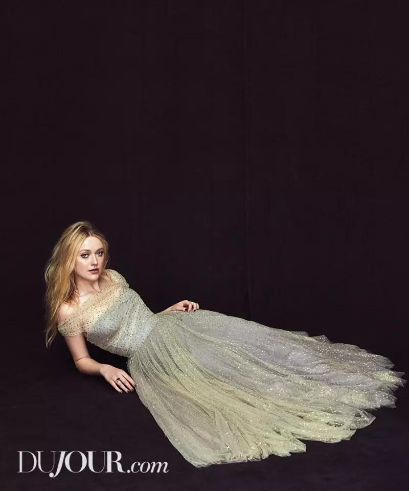 Dakota Fanning posa con vestido de Dior y anillo de John Hardy