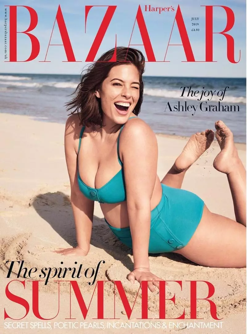 Ashley Graham porte un maillot de bain rétro pour Harper's Bazaar UK