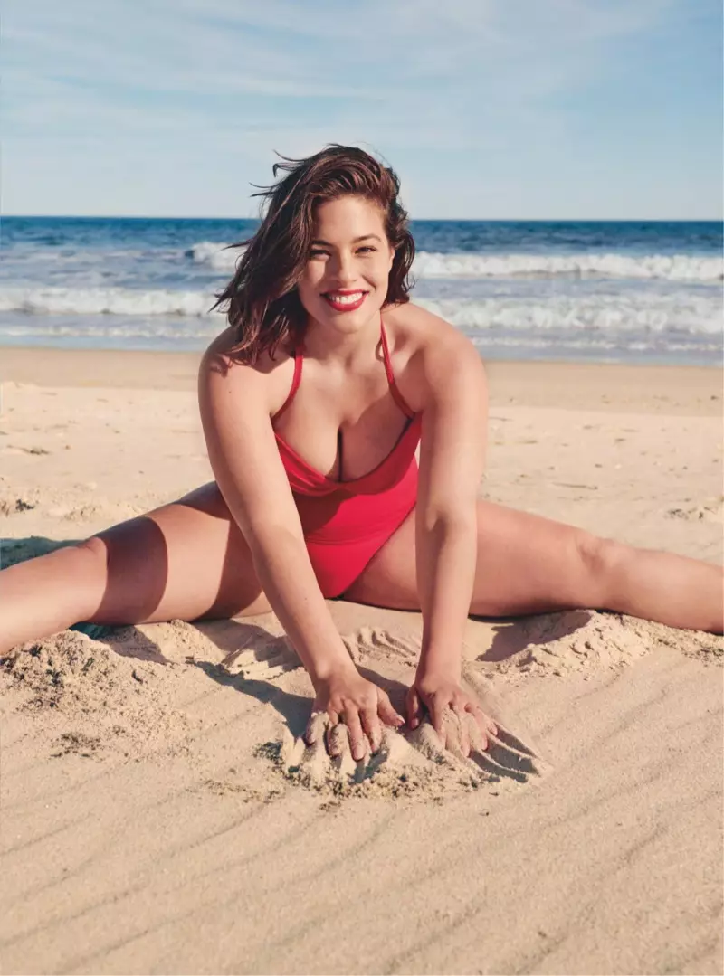 Ashley Graham nosi retro stil plivanja za Harper's Bazaar UK