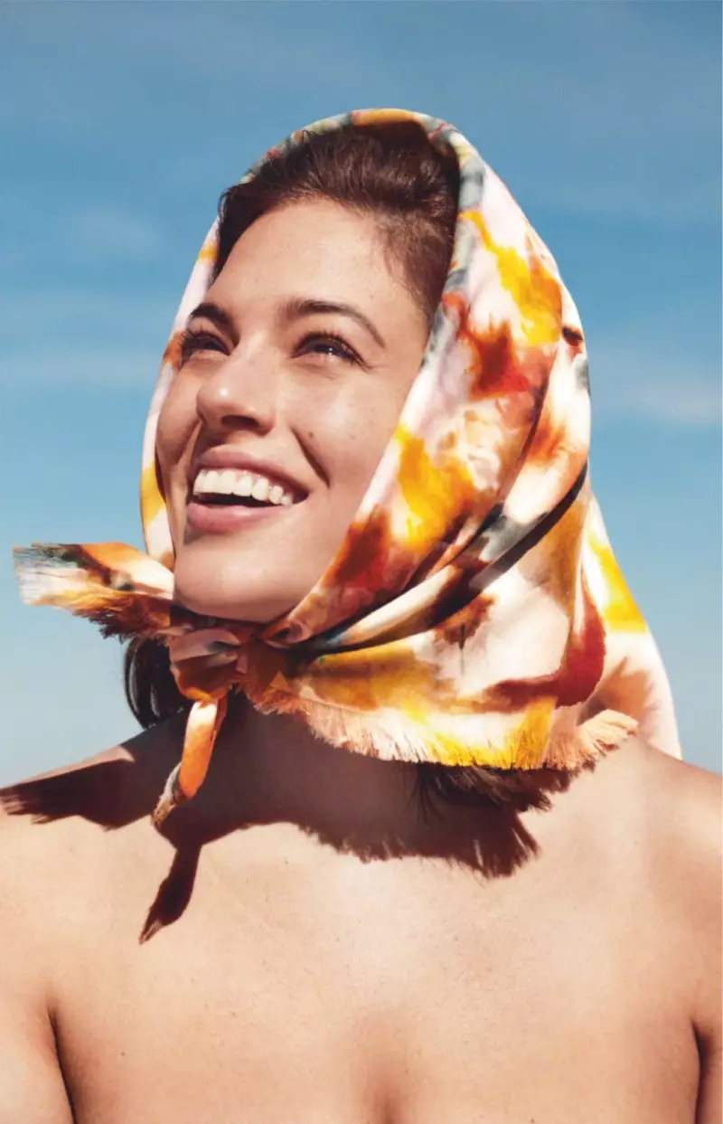 Ashley Graham nosi retro plavalni slog za Harper's Bazaar UK