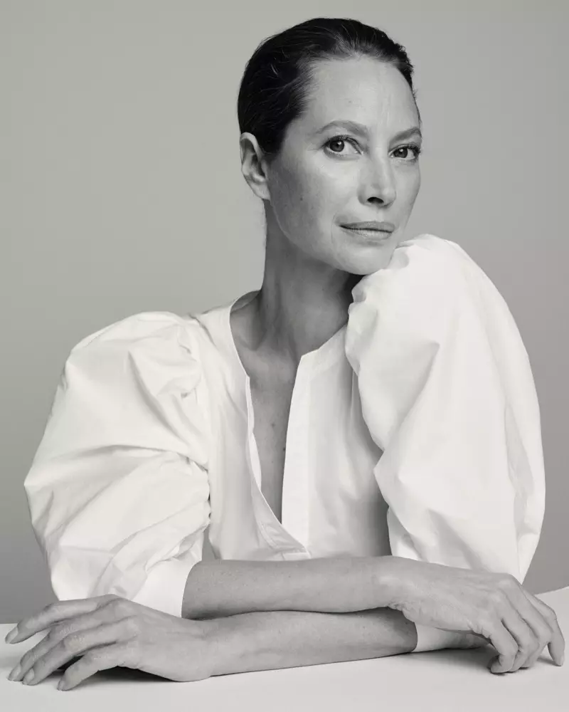 Christy Turlington သည် Lafayette 148 #UnordinaryWomen လှုပ်ရှားမှုတွင် ပါဝင်သရုပ်ဆောင်ထားသည်။