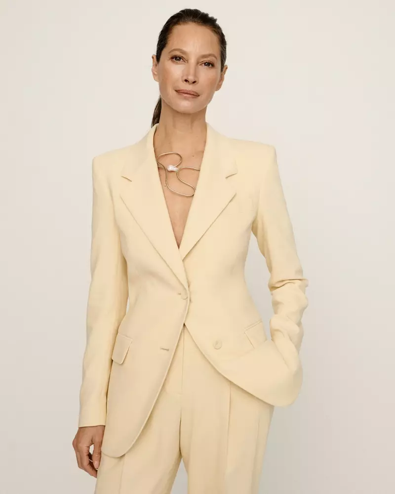 Nag-posing sa usa ka yellow nga suit, si Christy Turlington nag-atubang sa Lafayette 148 #UnordinaryWomen nga kampanya.