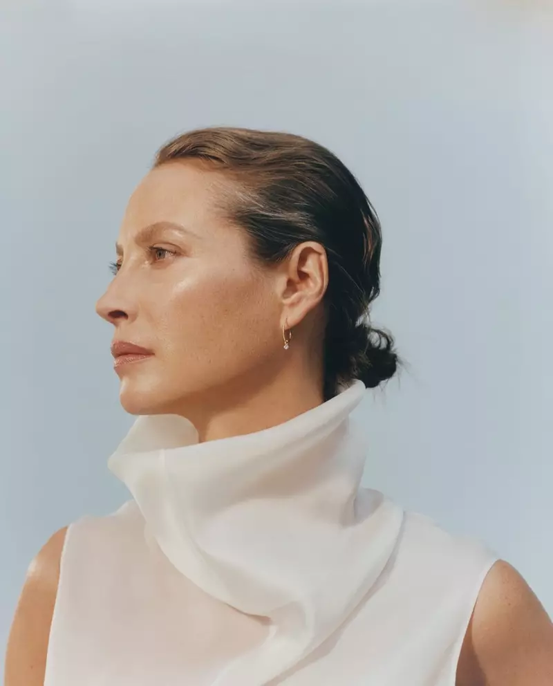 Christy Turlington posiert in The Row Top und Raphaele Canot Ohrringen für die Herbst-Winter-Kampagne 2019 von MATCHESFASHION