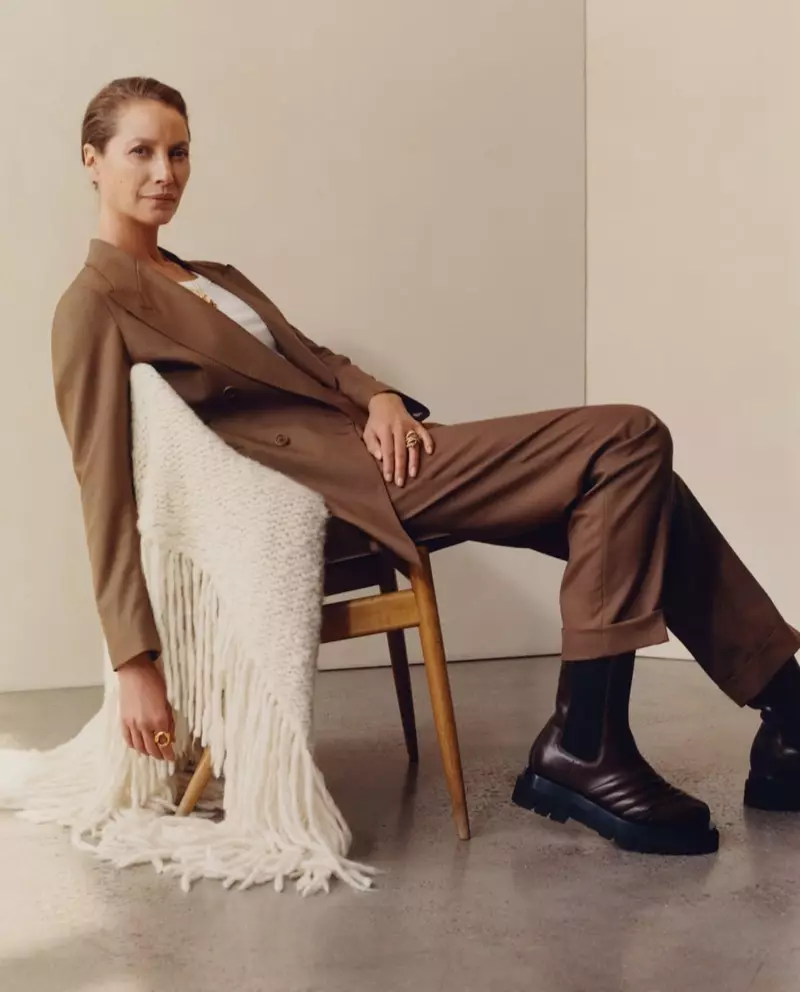 En costume, Christy Turlington apparaît dans la campagne MATCHESFASHION automne-hiver 2019