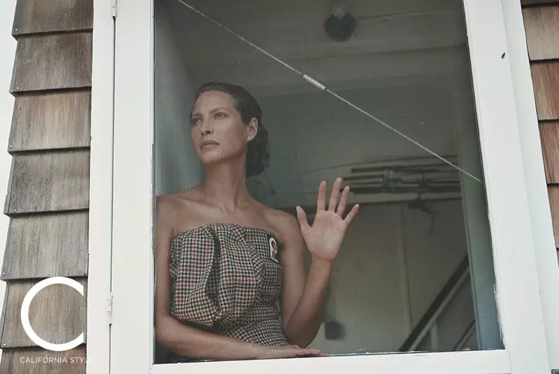 Christy Turlington Relaxiĝas en Aŭtuno Serĉas C-Revuon