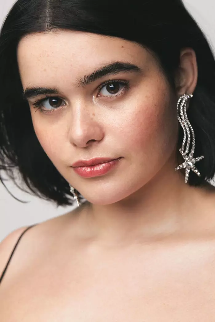 Az 'Euphoria' Star Barbie Ferreira modellek Divatos minták az InStyle számára