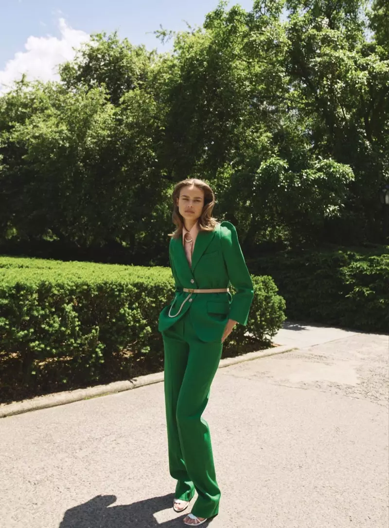 Birgit Kos posa em elegantes modas de outono para InStyle