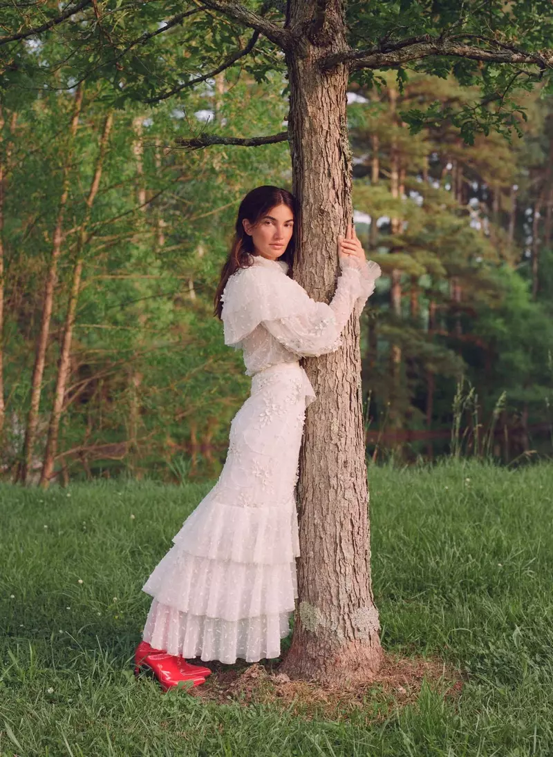 Lily Aldridge posa em looks country chiques para InStyle