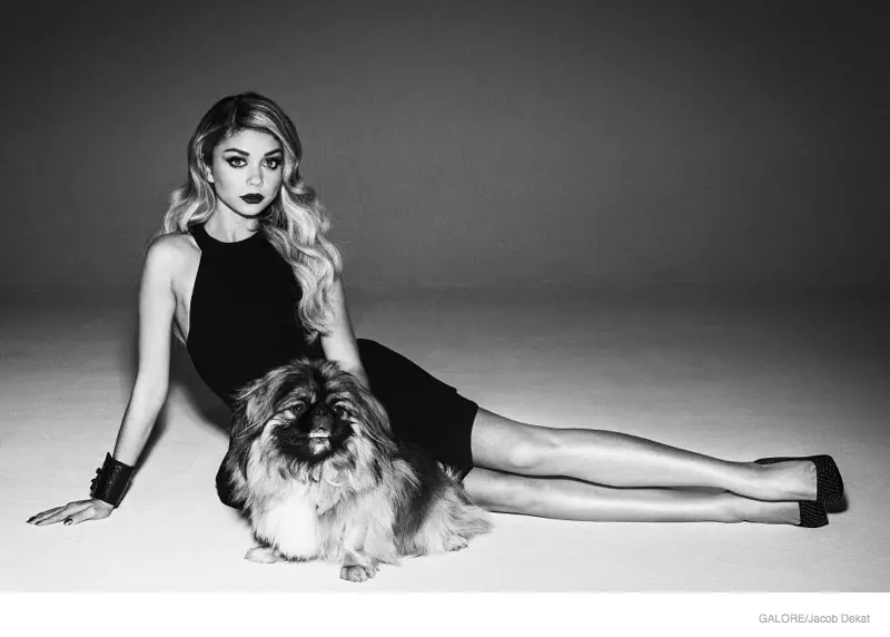 A „Modern család” sztárja, Sarah Hyland végzetes nő lesz a Galore Magazine számára