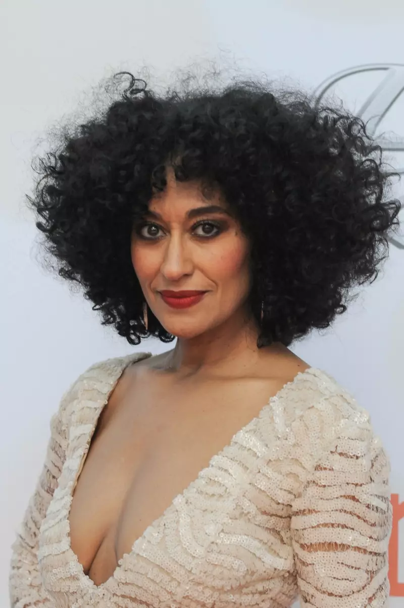 Tracee Ellis Ross lëkundet flokët e saj natyrale në komedinë ABC, 'Black-ish'. Foto: Aaron J. Thornton / PR Photos