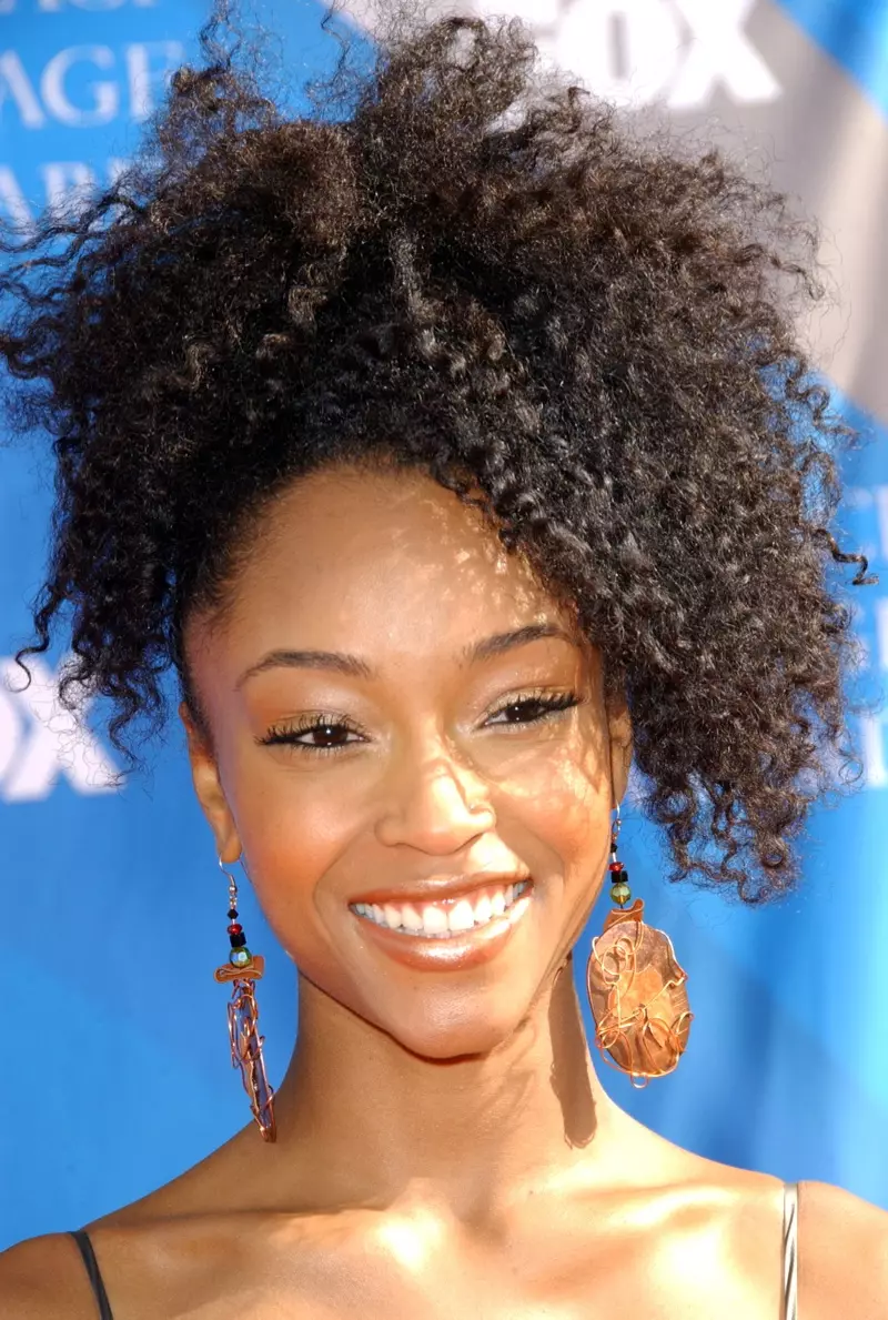 Yaya DaCosta 'America's Next Top Model' ikasle ohiak orrazkera naturala darama testurazko updo batean. Argazkia: Albert L. Ortega / PR Argazkiak