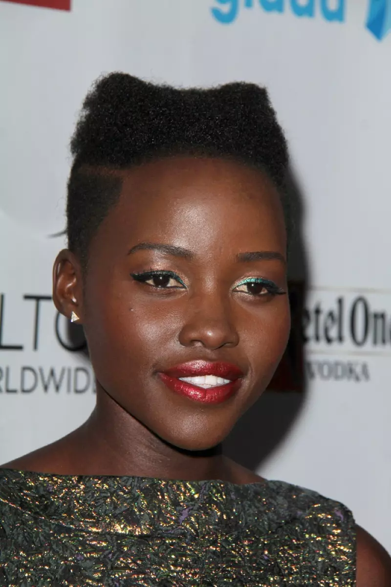 Xelatgira Oscarê Lupita Nyong'o porê xwe yê xwezayî bi qutiyek kurt û hûrkirî dihejîne. Wêne: Helga Esteb / Shutterstock.com