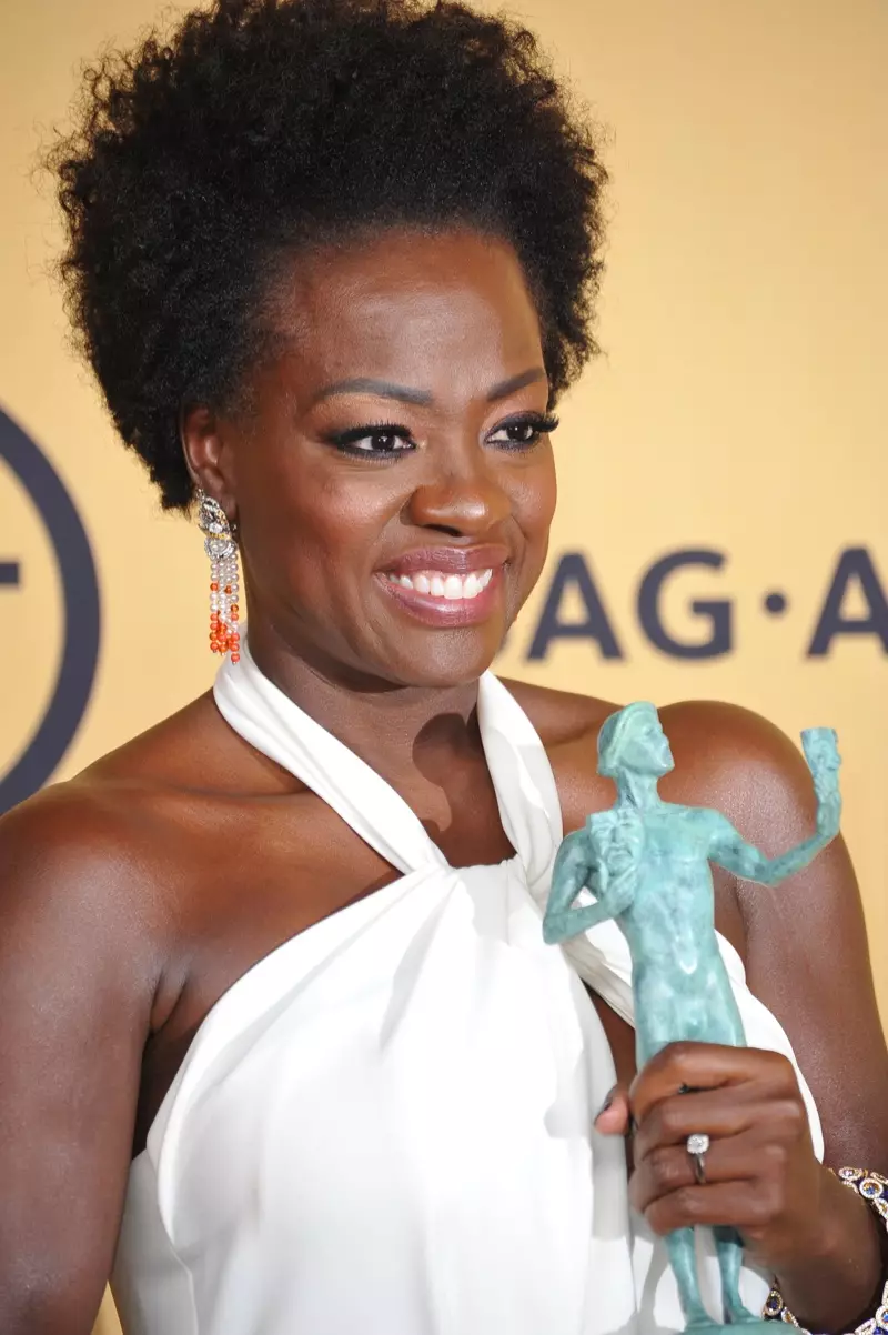 Viola Davis mengungkapkan rambut alaminya di 'How to Get Away with Murder', dan di sini dia memamerkan surainya di SAG Awards. Foto: Jaguar PS / Shutterstock.com