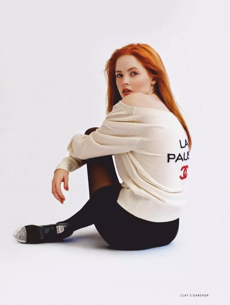 La actriz Ellie Bamber viste jersey y pendientes de Chanel con medias y shorts de Capezio