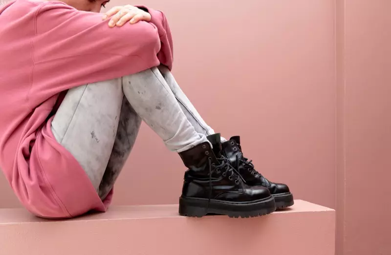 Wanita Muda Jeans Tertekan Sepatu Tempur Hitam