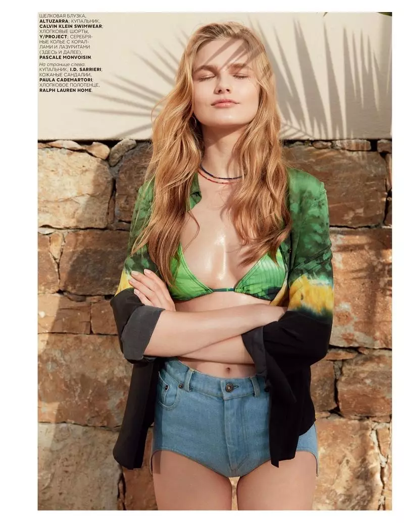 Das blonde Model trägt im Fashion-Editorial bunte Sommerprints