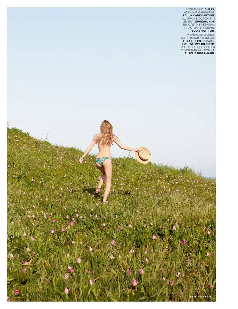 Modellen poserer i et felt med blomster iført bikinitrusser med print