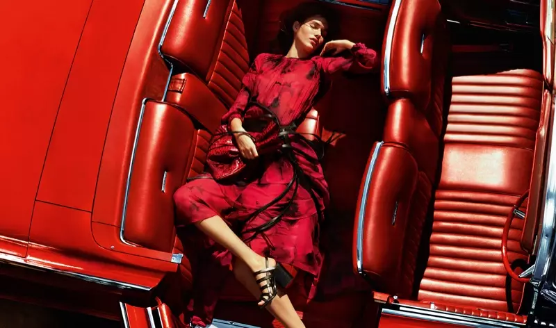 Vanessa Moody Michael Kors-un 2016-cı ilin yaz kampaniyasında qırmızı çiçəkli paltar modelləşdirir