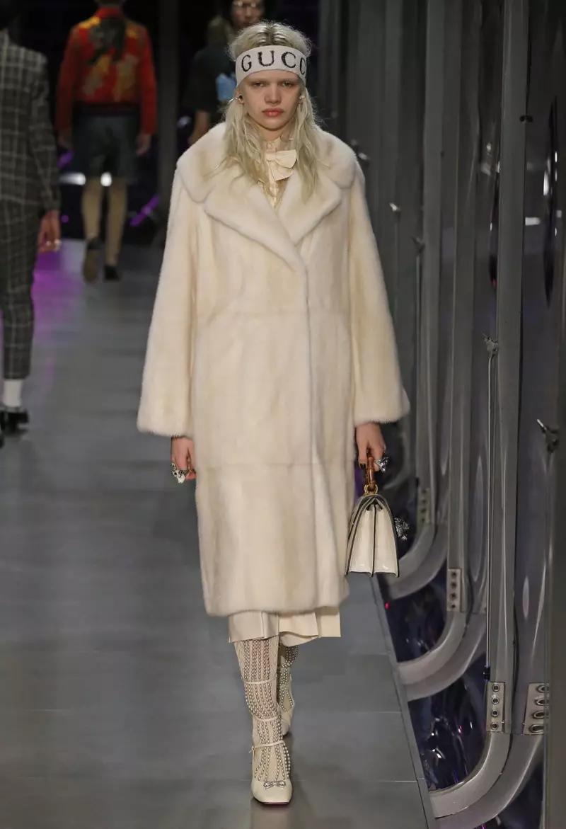 Modelo viste abrigo de piel en la pasarela otoño-invierno 2017 de Gucci