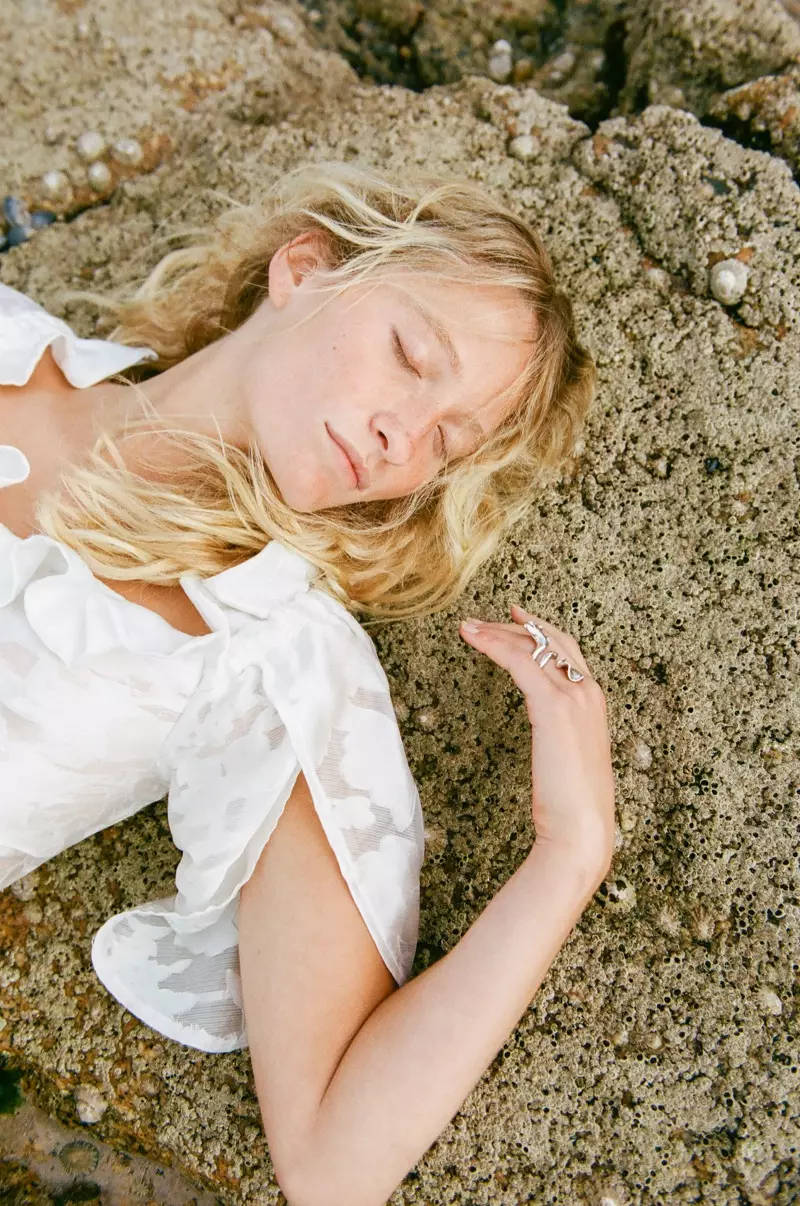 Jenna Rhidavies modella lo stile Beach-Ready per Phoenix Magazine