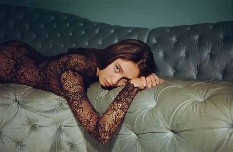 Iris Law با توری، مجموعه کپسول آرشیو La Perla در دهه 1980 را می پوشد.