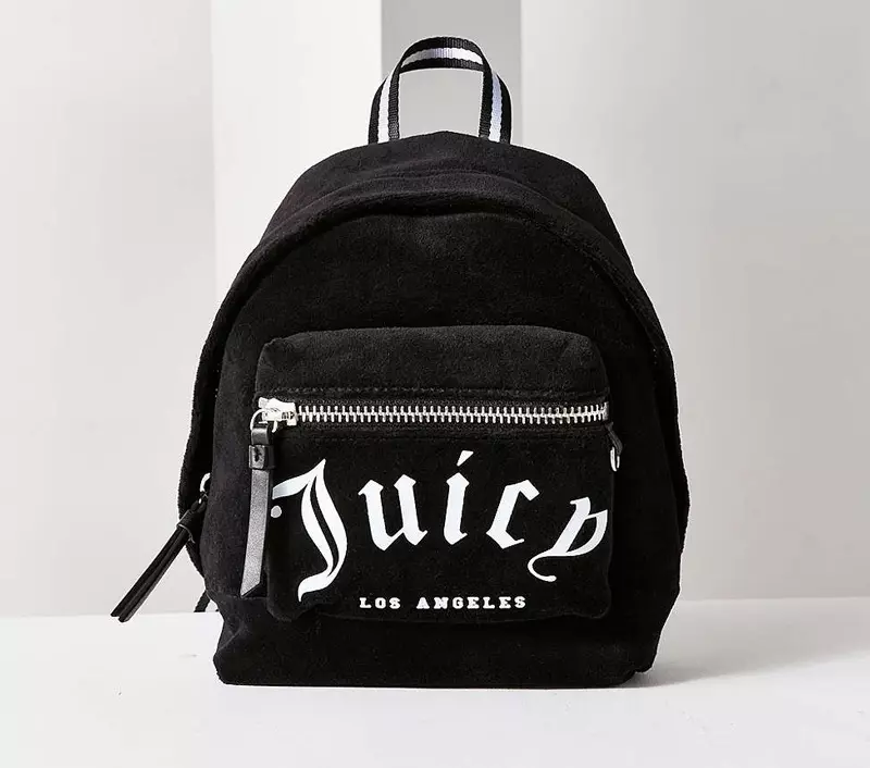 Mini mochila de veludo de Juicy Couture x Urban Outfitters
