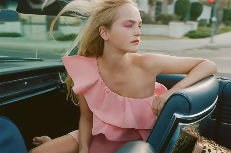 Jean Campbell porta un vestit de volant asimètric d'edició limitada de Zara