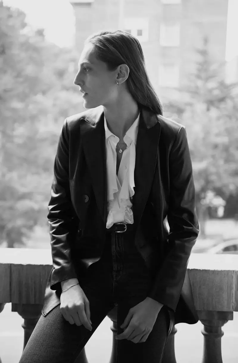 Suiting, Othilia Simon poses hauv Massimo Dutti Tshaj Lub Hom Phiaj Lub Kaum Ob Hlis 2019 lookbook