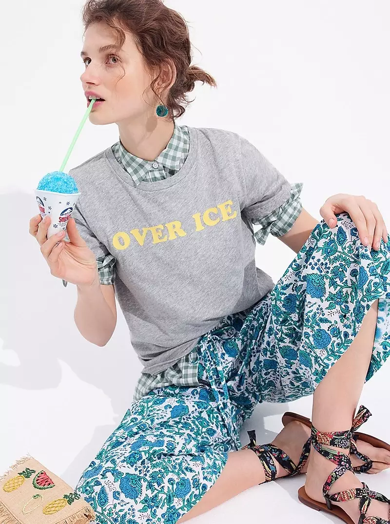 J. Crew Lori Ice T-Shirt, Aṣọ Ọmọkunrin ti o ni isinmi ni Crinkled Gingham, SZ Blockprints fun J. Crew Wide-Leg Pant ni Ewe koluboti ati Idimu Raffia Iyipada ni Saladi eso